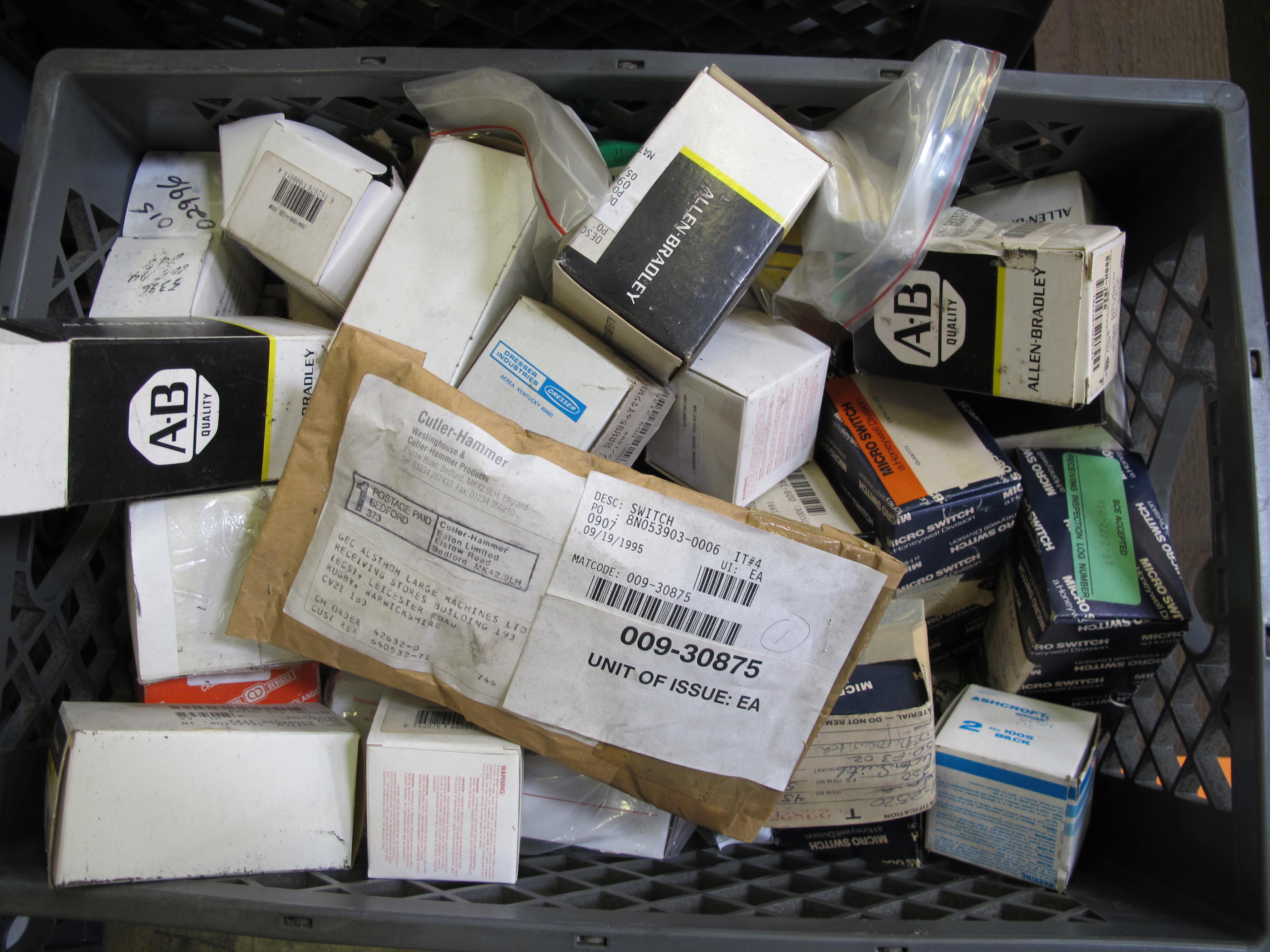 HOWE RICHARDSON SCALE, 28" X 28" SCALE TOP, WITH WEIGHTS, 2000LB CAPACITY. LOADING & HANDLING FEE $15-4529